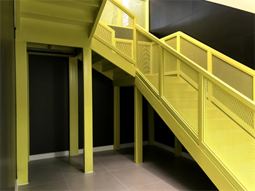 4S店   回形鋼樓梯